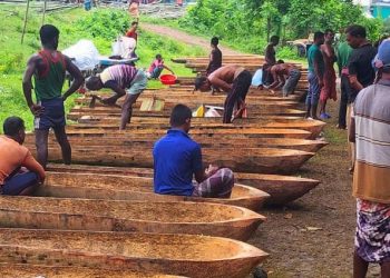 নড়াইলে রাস্তার পাশে জমে উঠেছে ডোঙার হাট