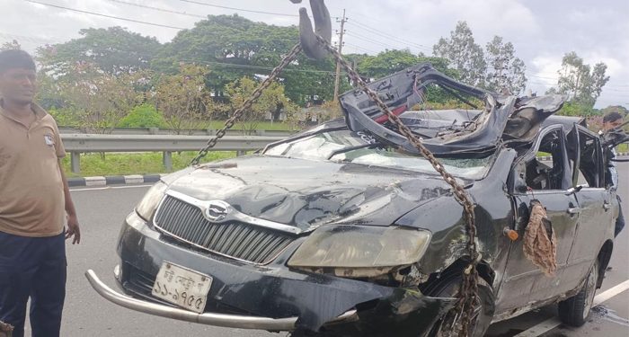 মাওয়া এক্সপ্রেসওয়েতে প্রাইভেট কার উল্টে নিহত ৩