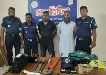 পুলিশের পোশাক পরে ডাকাতি, আটক ২