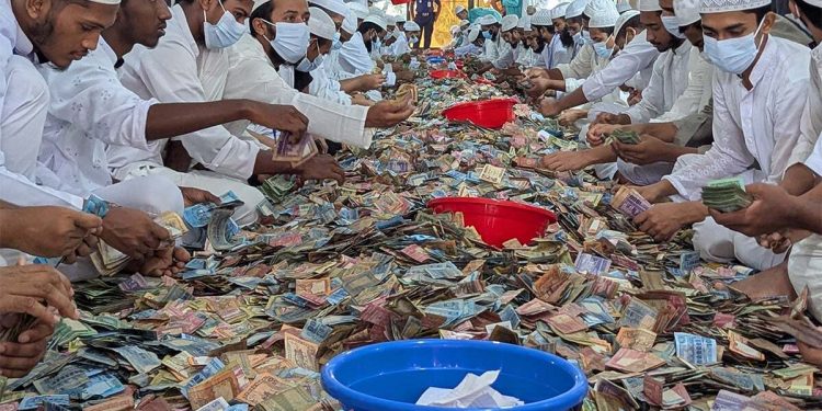পাগলা মসজিদের দানবাক্সে এবার মিলল ৩২ বস্তা টাকা, চলছে গণনা