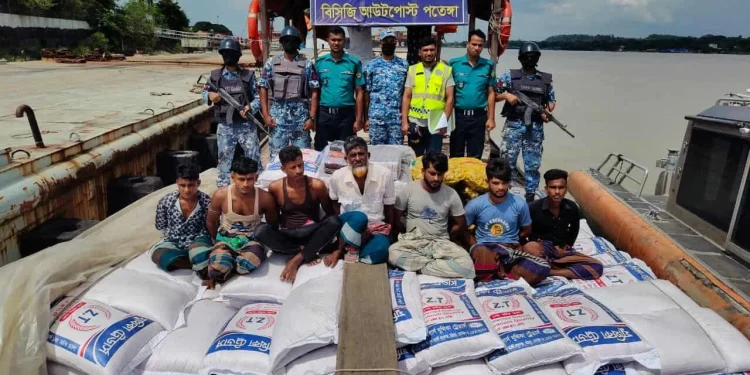 খাদ্য সামগ্রীসহ ৭ পাচারকারী গ্রেফতার