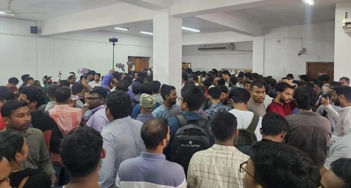 ডাকসু নির্বাচনে ফরম সংগ্রহের শেষ দিন সিনেট ভবনে প্রার্থীদের হিড়িক