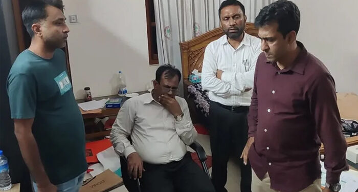 পালানোর সময় ১৭ বিয়ে করা সেই বন কর্মকর্তা আটক