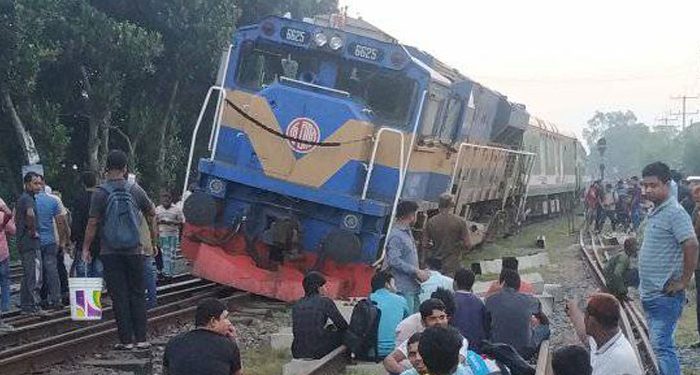 পঞ্চগড় এক্সপ্রেসের বগি লাইনচ্যুত, উত্তরবঙ্গে রেল যোগাযোগ বন্ধ