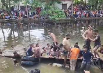 লক্ষ্মীপুরে নিয়ন্ত্রণ হারিয়ে বাস খালে, নিহত ৫