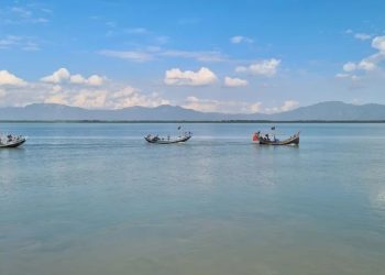 পাঁচ ট্রলারসহ ৩০ বাংলাদেশি জেলেকে ধরে নিয়ে গেল আরাকান আর্মি