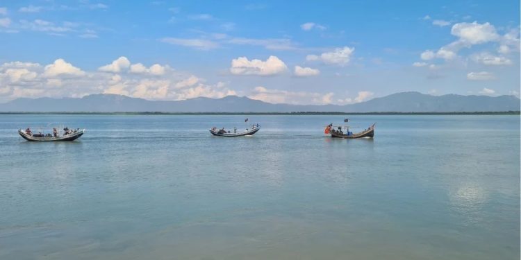 পাঁচ ট্রলারসহ ৩০ বাংলাদেশি জেলেকে ধরে নিয়ে গেল আরাকান আর্মি