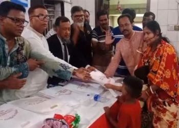 নারায়ণগঞ্জে লোকনাথ আশ্রমে পূজা উপহার বিতরণ বিএনপির