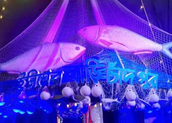 মণ্ডপ সেজেছে ইলিশ-জাল-জেলে-নৌকার ব্যতিক্রমি সাজে