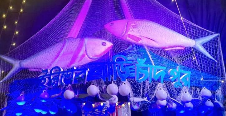 মণ্ডপ সেজেছে ইলিশ-জাল-জেলে-নৌকার ব্যতিক্রমি সাজে