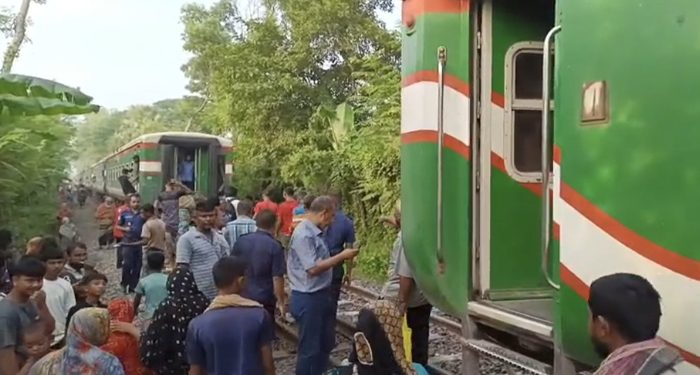 জয়পুরহাটে ট্রেন লাইনচ্যুত, ৫ ঘণ্টা পর চলাচল স্বাভাবিক