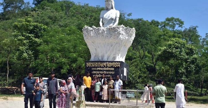 সৌন্দর্যের মায়াবি হাতছানিতে পর্যটকদের কাছে ডাকছে শ্রীমঙ্গল