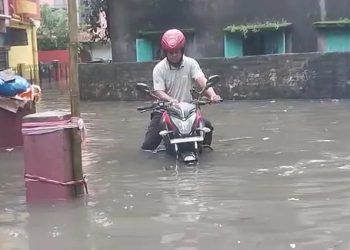 নজিরবিহীন বৃষ্টিতে বিপর্যস্ত কলকাতা