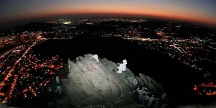 হেরা গুহার নির্জনতা ও নবুওয়তের আলো