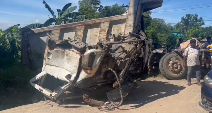 গাজীপুরে ট্রেনের ধাক্কায় ট্রাক দুমড়ে-মুচড়ে নিহত ২