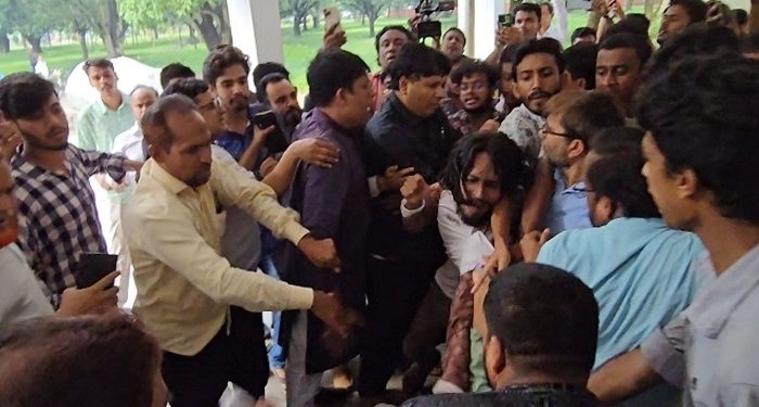 রাবিতে পোষ্য কোটা ইস্যুতে শিক্ষক-শিক্ষার্থীদের মধ্যে হাতাহাতি