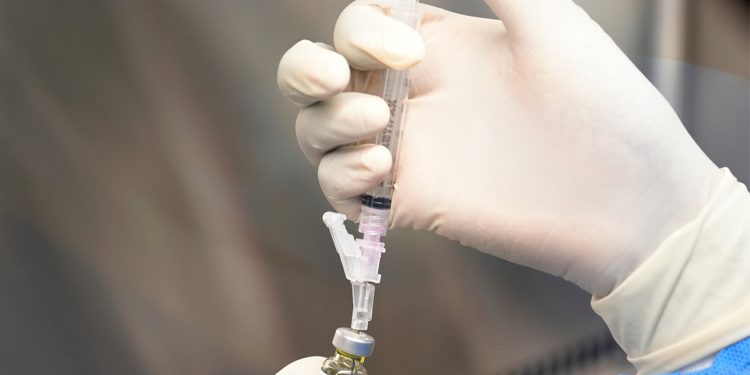 এইচআইভি প্রতিরোধী ইনজেকশন বিশ্বজুড়ে পাওয়া যাবে ২০২৭ সালে