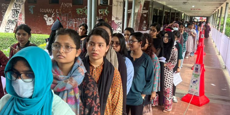 যথা সময়ে শুরু হয়েছে ডাকসু ভোট গ্রহণ কার্যক্রম