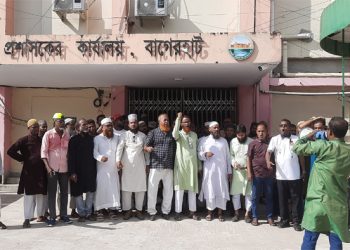 বাগেরহাটে চলছে হরতাল, জেলা প্রশাসককে কার্যালয়ে প্রবেশে বাধা