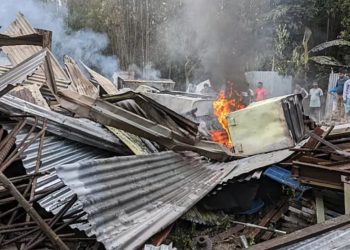 অটোচালকের দুই চোখ খুঁচিয়ে তুলে পোড়ানো হলো আগুনে