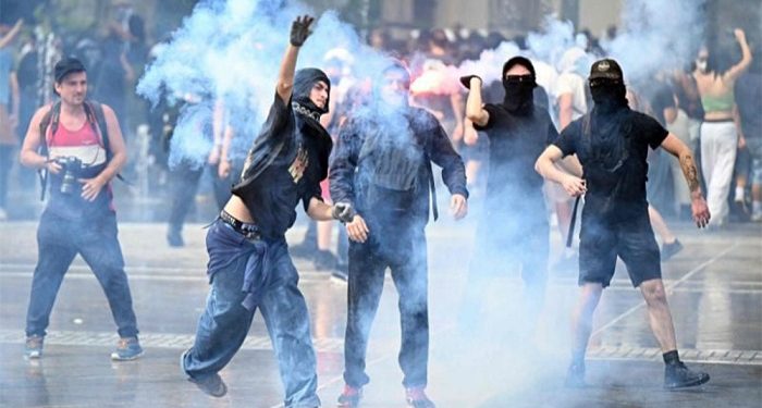 সরকারবিরোধী বিক্ষোভে উত্তাল প্যারিস, পুলিশের সঙ্গে সংঘর্ষে গ্রেপ্তার শতাধিক