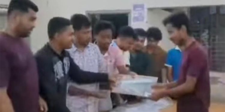 ঢাকা কলেজে ছাত্রদলের শিক্ষা উপকরণ বিতরণ