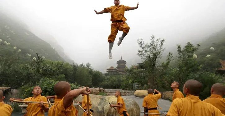 আধা ঘণ্টার বেশি মোবাইল দেখার সুযোগ নেই, ক্ষুব্ধ সন্ন্যাসীরা
