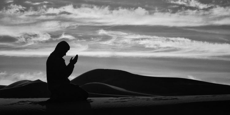 অভাবে মানুষের কাছে আর্জি নয়, আল্লাহর কাছে মিনতিই সমাধান