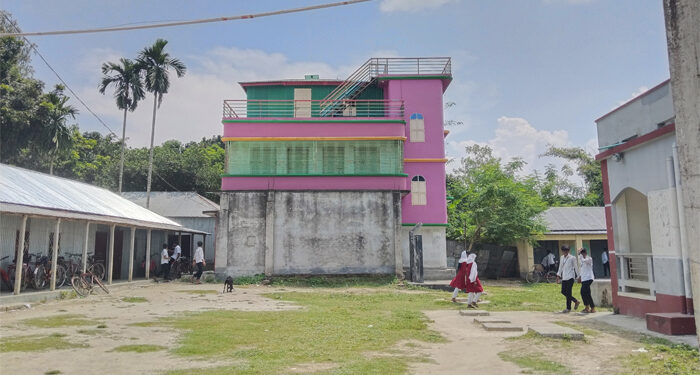 স্কুলের ভেতরে জোরপূর্বক তিনতলা বাড়ি নির্মাণ আওয়ামী লীগ নেতার