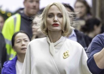 চিরচেনা রূপ ভেঙে হাজির অ্যাঞ্জেলিনা জোলি