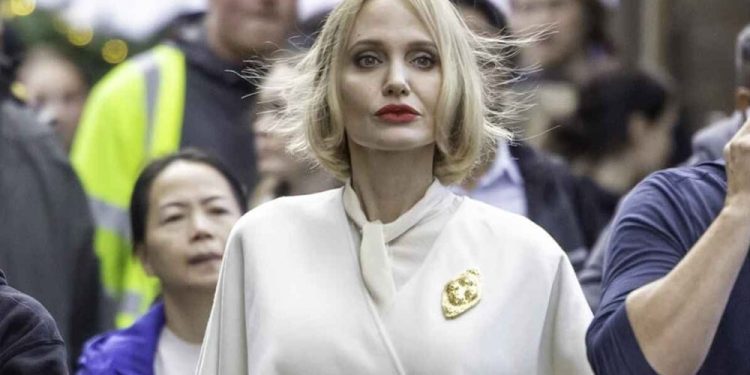 চিরচেনা রূপ ভেঙে হাজির অ্যাঞ্জেলিনা জোলি