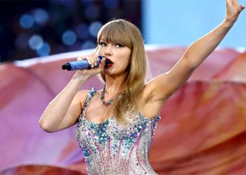 অক্টোবরে আসছে টেইলর সুইফটের ‘দ্য অফিসিয়াল রিলিজ পার্টি অব আ শোগার্ল’