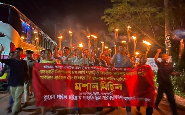 ৮ম শ্রেণির ছাত্রীকে গণধর্ষণের প্রতিবাদে খাগড়াছড়িতে পিসিপি’র মশাল মিছিল