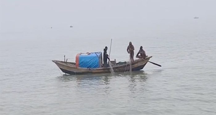 ২২ দিন পর নদীতে জেলেরা, কাঙ্ক্ষিত মাছ না পেয়ে হতাশ