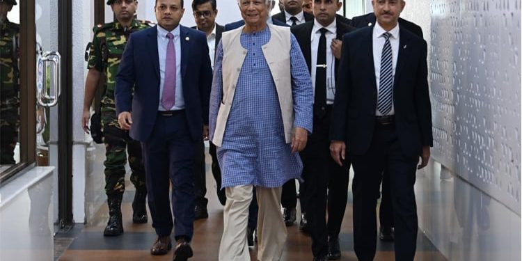 রোম সফর শেষে দেশে ফিরেছেন প্রধান উপদেষ্টা