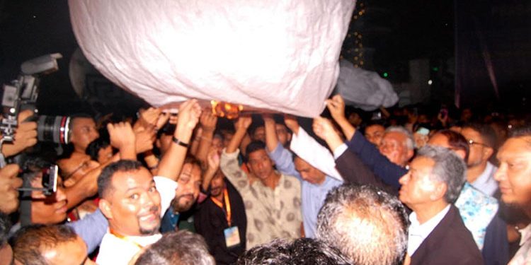 অহিংস আর মঙ্গলবারতায় চট্টগ্রামের আকাশে উড়ল প্রবারণার ফানুস