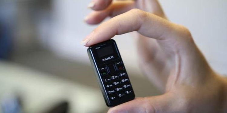 বিশ্বের সবচেয়ে ছোট ফোন, ওজন ১৩ গ্রাম