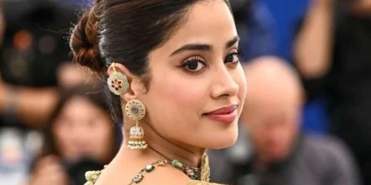 ইন্ডাস্ট্রিতে টিকে থাকতে বোকা সাজার ভান করি : জাহ্নবী