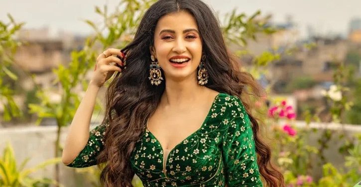 মনামী ‘লক্ষ্মী’ না কি ‘দুষ্টু’ মেয়ে?