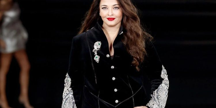 প্যারিস ফ্যাশন উইকে ঐশ্বরিয়ার ঝলক