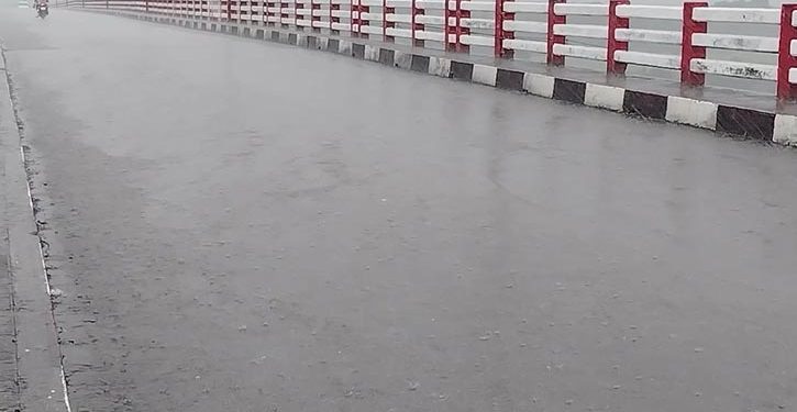 সক্রিয় মৌসুমী বায়ুর প্রভাবে পটুয়াখালীতে বৃষ্টি, ভোগান্তি