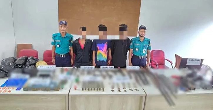 চট্টগ্রামে পুলিশের অভিযানে ১৩ আগ্নেয়াস্ত্র উদ্ধার