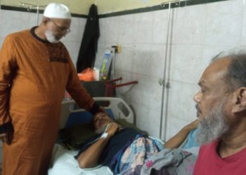 বেতাগী স্কুলের ৮৬ ব্যাচের ছাত্র অসুস্থ মোস্তাফিজুর রহমনা কিরুর পাশে বীর মুক্তিযোদ্ধা জিয়াউল কবীর দুলু