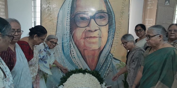বাংলাদেশ মহিলা পরিষদের প্রতিষ্ঠাতা সভাপতি কবি সুফিয়া কামালের ২৬তম প্রয়ন দিবসে মহিলা পরিষদের শ্রদ্ধা নিবেদন