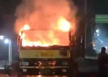 ময়মনসিংহে দুষ্কৃতকারীদের আগুনে পুড়ল কাভার্ডভ্যান