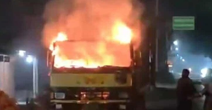ময়মনসিংহে দুষ্কৃতকারীদের আগুনে পুড়ল কাভার্ডভ্যান