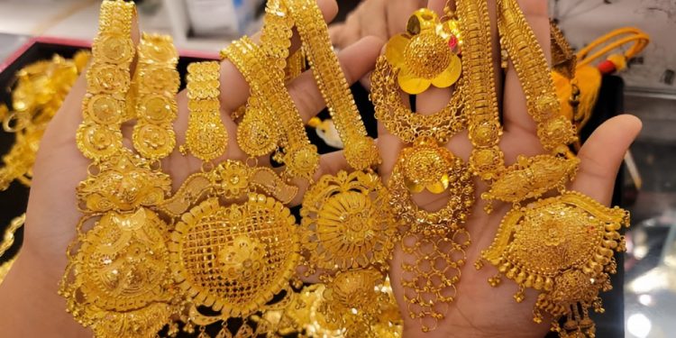 আজ যে দামে বিক্রি হচ্ছে সোনা