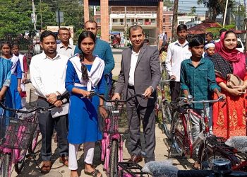 মাগুরায় অস্বচ্ছল শিক্ষার্থীদের মাঝে বাইসাইকেল ও শিক্ষা সহায়তা সামগ্রী বিতরণ