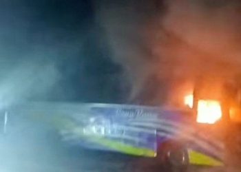 ঢাকা-চট্টগ্রাম মহাসড়কে দাঁড়িয়ে থাকা বাসে আগুন