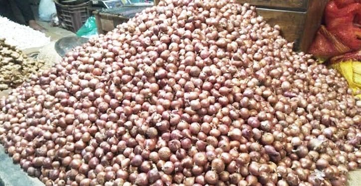 আমদানির খবরে হিলিতে কমেছে পেঁয়াজের দাম